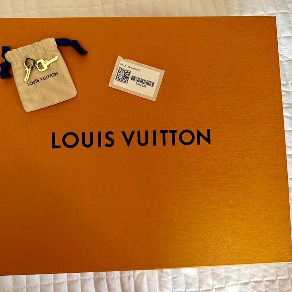Louis Vuitton Rivoli MM - Picture 8 of 9